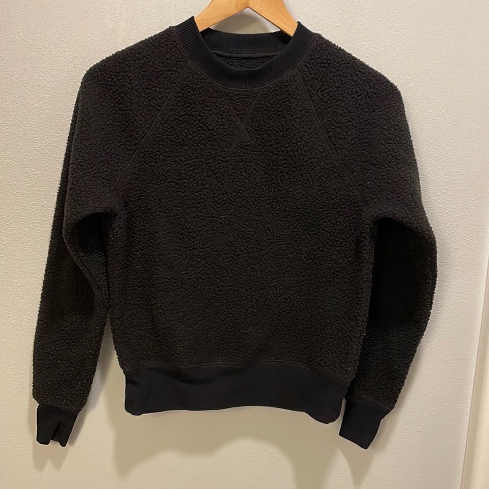 EVERLANE Renew woman’s black fuzzy sweatshirt